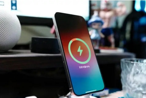 东澳镇苹果15换屏服务分享用什么充电器给iPhone15充电更好 